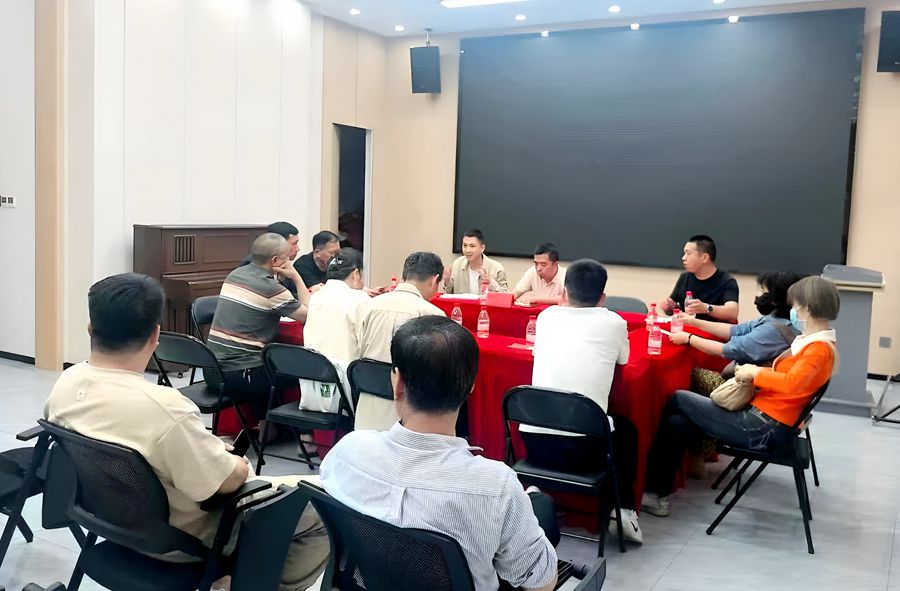 围绕乌山九巷小区的物业管理问题，住建部门、街道和社区组织居民恳谈，倾听业主意见。乌山社区供图