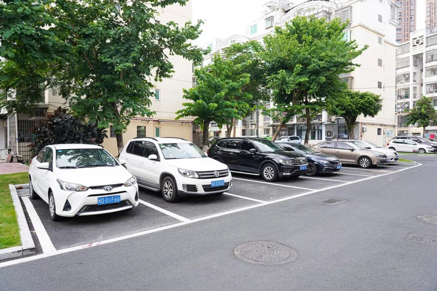 道路拓宽后增加了停车位。陈亚沙摄