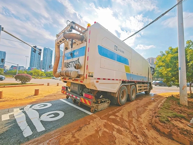 海山机械道路污染清除车在清洁路面。图片来源:福建日报