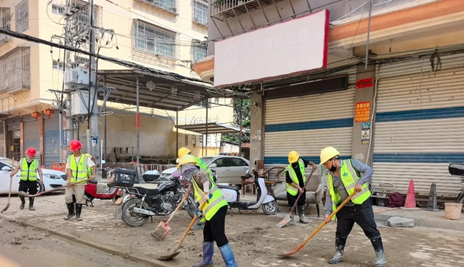抢险队伍赴受灾一线开展清淤清障。图片来源:莆田市住建局